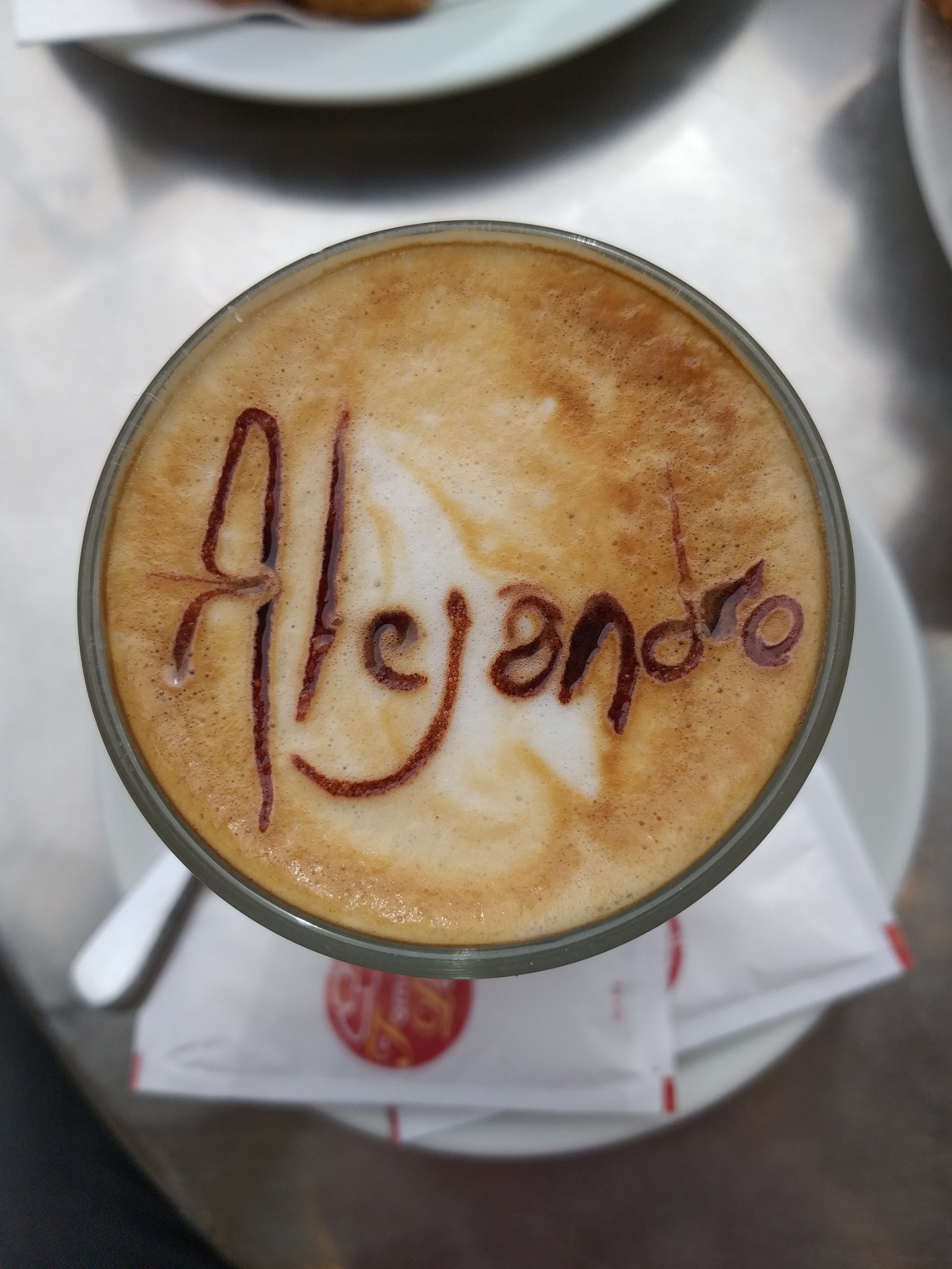 Café con el nombre Alejandro escrito sobre la espuma